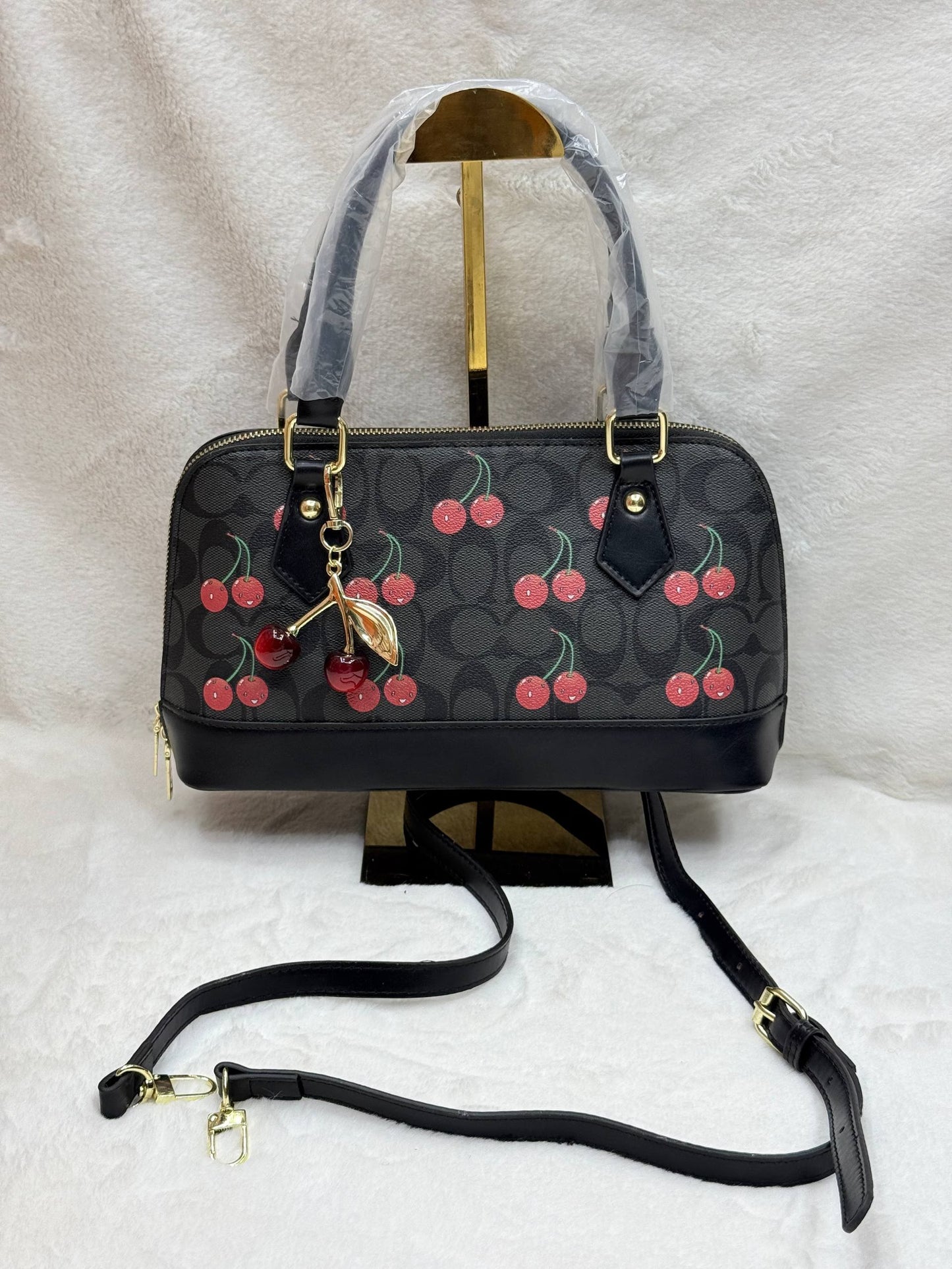 Everyday Shoulder Bag - close-up strap detail